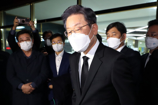더불어민주당 이재명 대선 후보가 25일 오후 광주 북구 한 장례식장에서 전두환 전 대통령 사망 당일 극단적 선택으로 생을 마감한 5·18 민주화운동 피해자의 빈소를 조문한 뒤 입장을 밝히고 있다. 연합뉴스